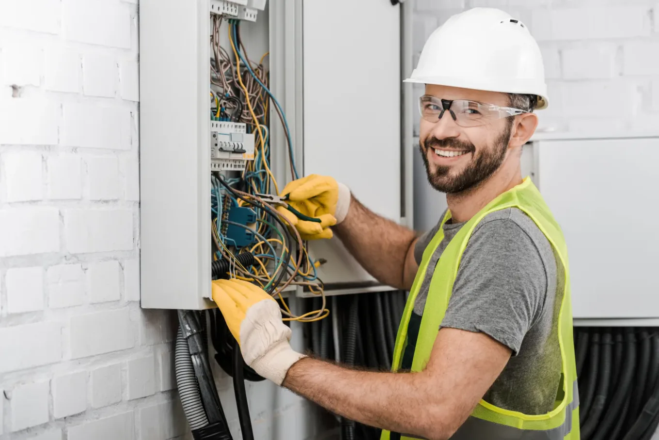 Électricien rétablissant le courant sur un tableau à Ivry-sur-Seine